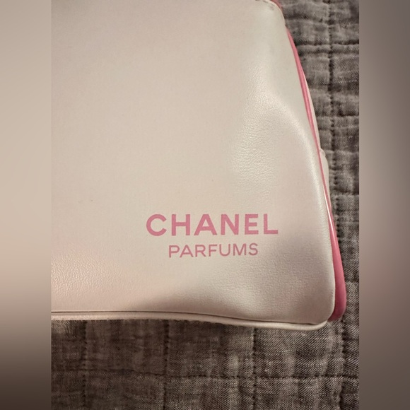 Chanel Makeup Bag! Y2K!! White🤍 and Pink🩷 - Picture 4 of 13